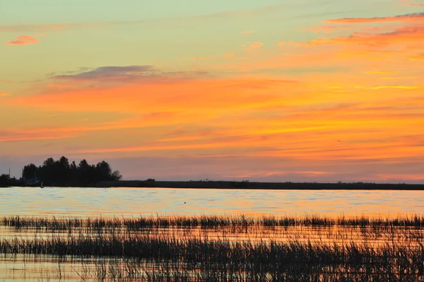 Закат на озере. — стоковое фото