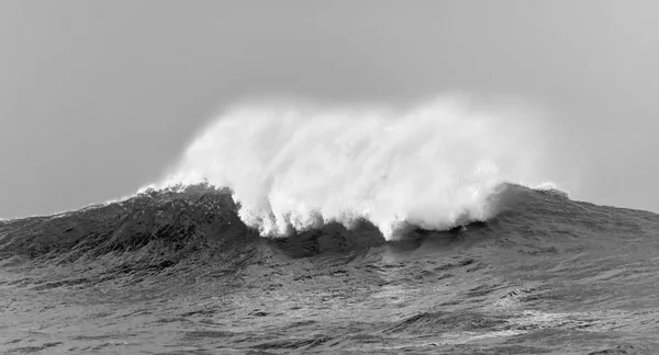 Grandes vagues par temps nuageux . — Photo