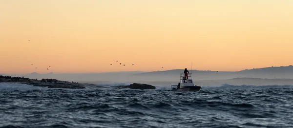 Canottaggio al tramonto nell'oceano Atlantico , — Foto Stock