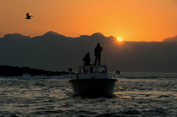 Canottaggio al tramonto nell'oceano Atlantico , — Foto Stock