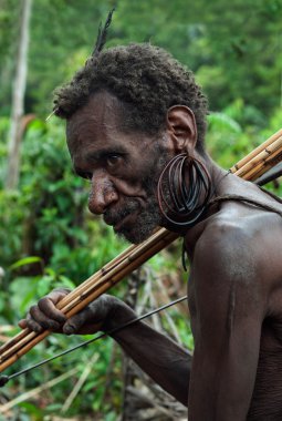 Korowai Kombai (Kolufo) savaşçı