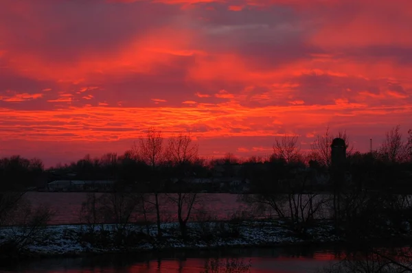 Crépuscule rouge sang sur la rivière Volhov . — Photo