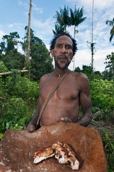 Korowai Kombai ( Kolufo) man  with saga worms