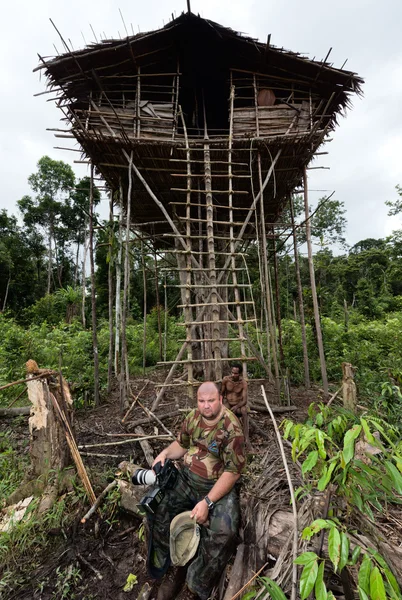 Weißer Fotograf im korowai people house — Stockfoto