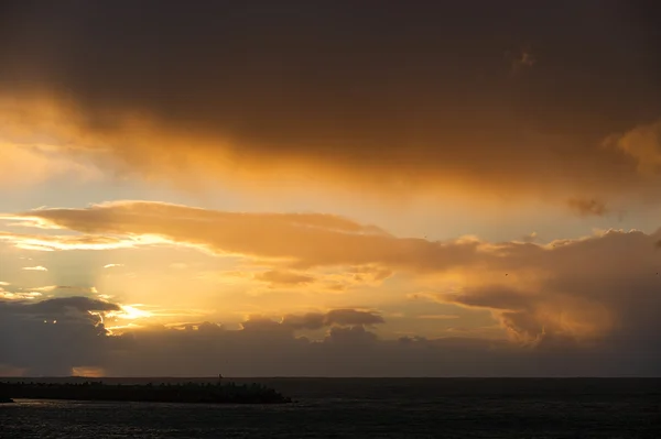 Paysage marin avec mauvais temps et ciel nuageux. — Photo