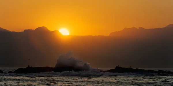 Grande onda ao pôr do sol — Fotografia de Stock