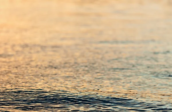 Solnedgång vatten bakgrund. — Stockfoto