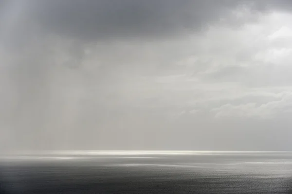 Mar calmo com céu tempestuoso — Fotografia de Stock