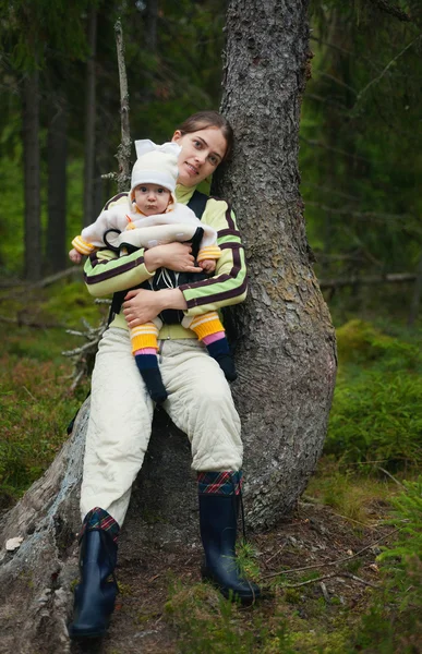 Retrato de la madre y el bebé en el bosque salvaje . — Foto de Stock
