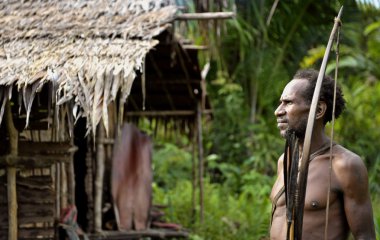 Portre Korowai avcı