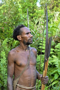 Ok ve yay ile portre Korowai avcı. 