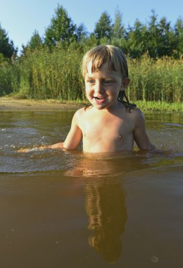 Güneşli su, küçük kız 