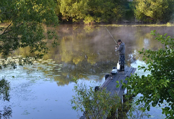 Pesca su un fiume dal ponte — Foto Stock