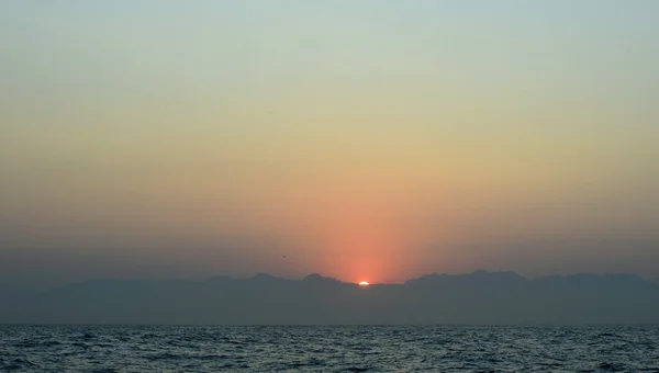 Okyanusun Dağları ile gün batımında — Stok fotoğraf