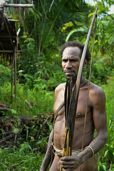 Portre Korowai avcı