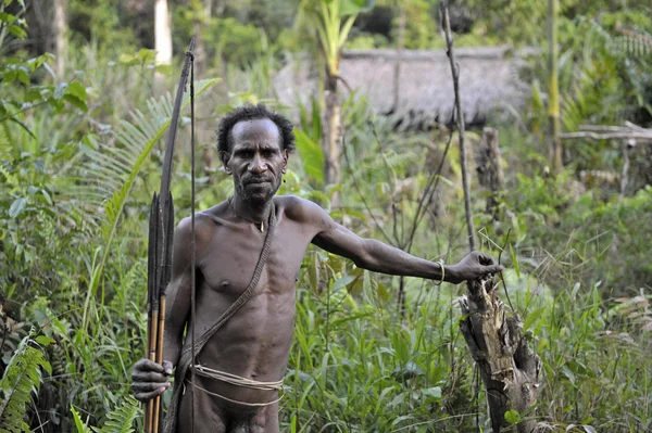 Portre Korowai avcı