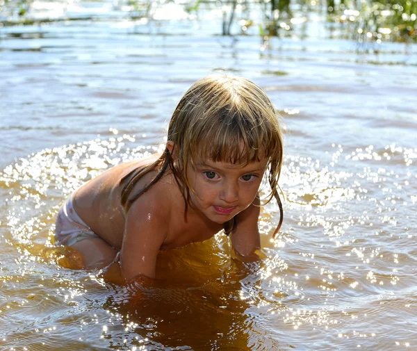 Маленькая девочка в воде в солнечный день — стоковое фото