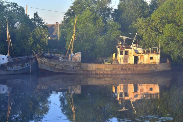 Broken rusty ships standing on the river — Stock Photo, Image