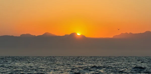 Orangefarbener Sonnenaufgang am Meer — Stockfoto