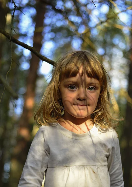 Bambina sulla foresta estiva — Foto Stock