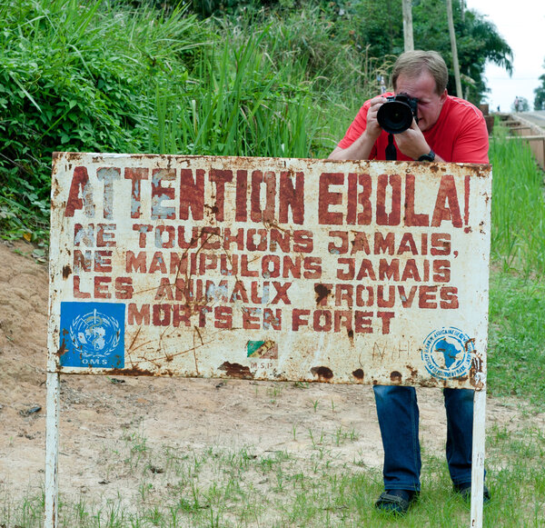  Знак предупреждает посетителей, что эта область заражена вирусом Эбола
. 