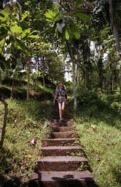 Genç esmer kadın..