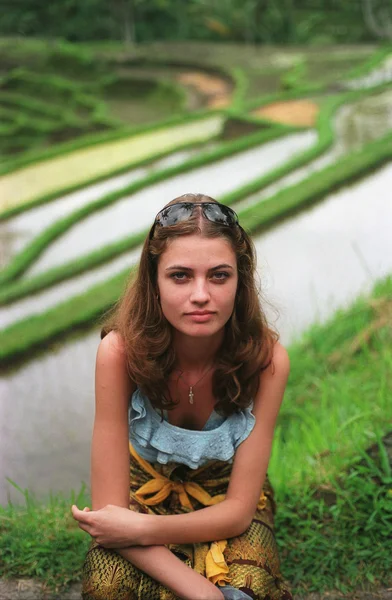 Hermosa mujer con arroz archivado de terrazas — Foto de Stock