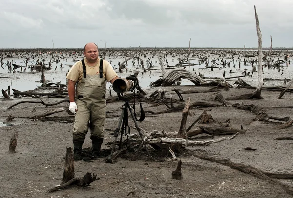 Photographers with photoequipment go on a bog — Stock Photo, Image