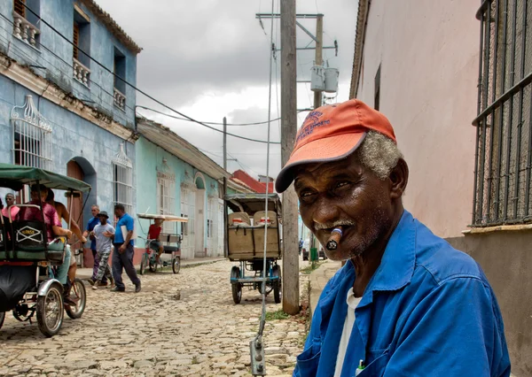 Hombre cubano local fumando cigarro —  Fotos de Stock