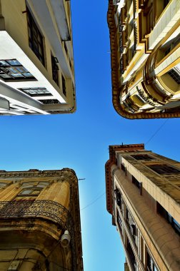 Duvarlar, çatı, gökyüzü