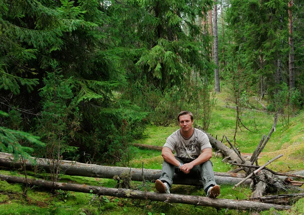 Man in het bos — Stockfoto