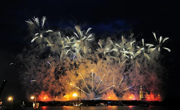 Fuochi d'artificio sulla città di San Pietroburgo nella festa delle "Vele Scarlatte" " — Foto Stock