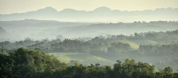 Blick über das Vinales-Tal in Kuba. Morgendämmerung und Nebel. — Stockfoto