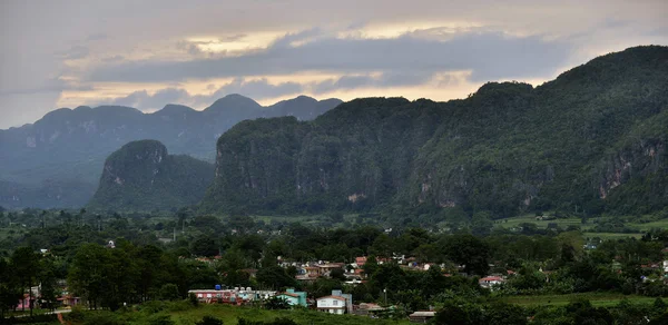 Kilátás az egész a Vinales-völgy, Kubában. Reggel twilight és a köd. — Stock Fotó