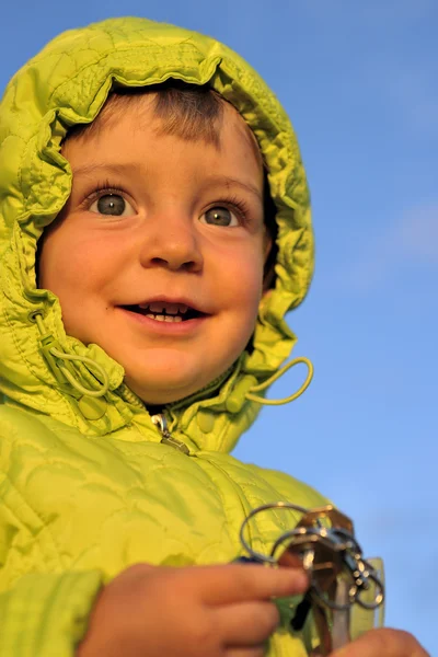 Porträtt av lilla flicka på klarblå himmel bakgrund — Stockfoto