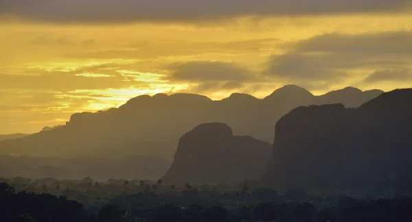 Klidný pohled na údolí Vinales při východu slunce — Stock fotografie