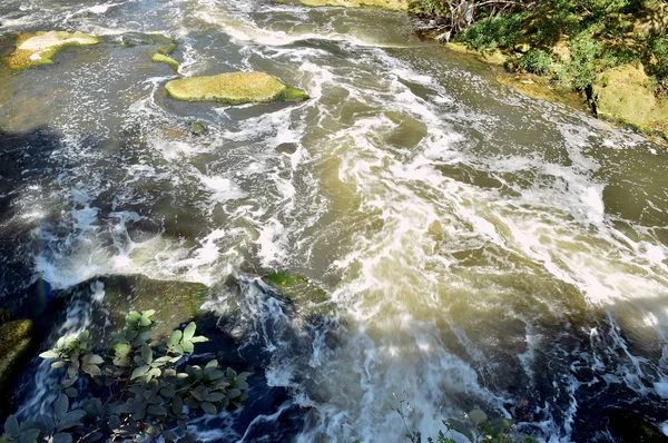 Der reißende Wasserfluss im Fluss. — Stockfoto