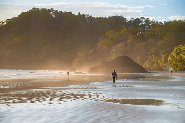 Hombre en una playa en la niebla de la mañana . —  Fotos de Stock