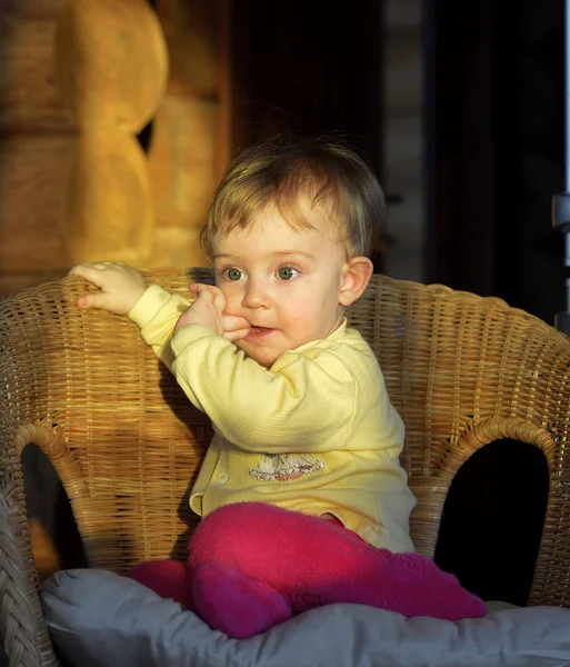 Ritratto della bambina su una sedia — Foto Stock