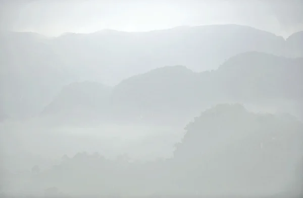 Nevoeiro ao amanhecer no Vale de Vinales — Fotografia de Stock