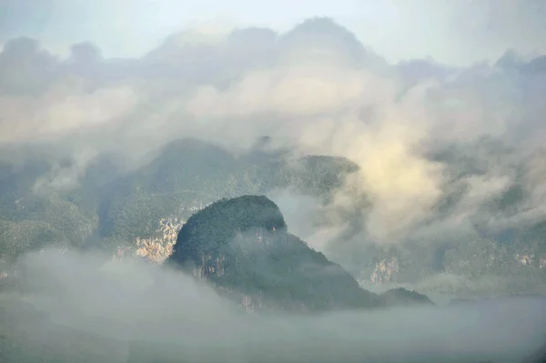 Niebla al amanecer en el Valle de Vinales — Foto de Stock