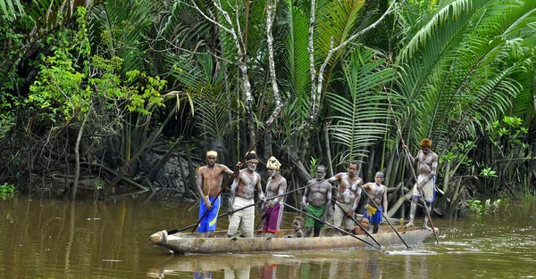 Cerimonia di guerra in canoa del popolo Asmat . — Foto Stock