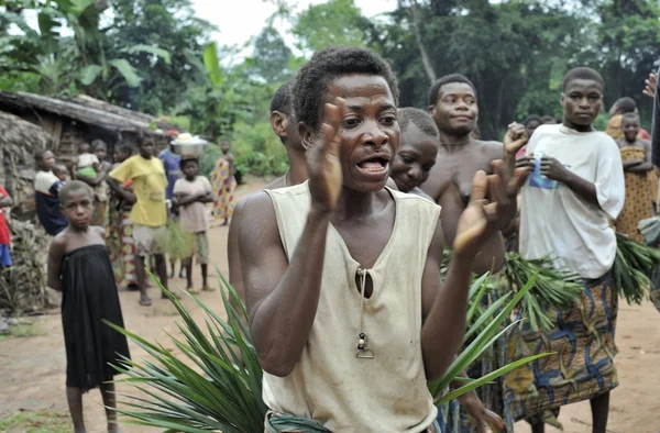 Gente de una tribu de pigmeos Baka en la aldea de canto étnico. Danza tradicional y música. Nov, 2, 2008 CAR — Foto de Stock