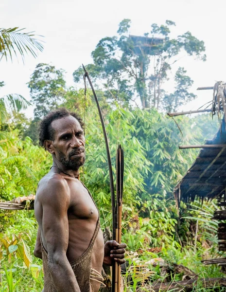 The Papuan from a Korowai tribe — Stok fotoğraf