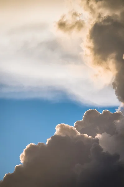 Sarı arkadan aydınlatmalı bulutlar ile mavi gökyüzü — Stok fotoğraf