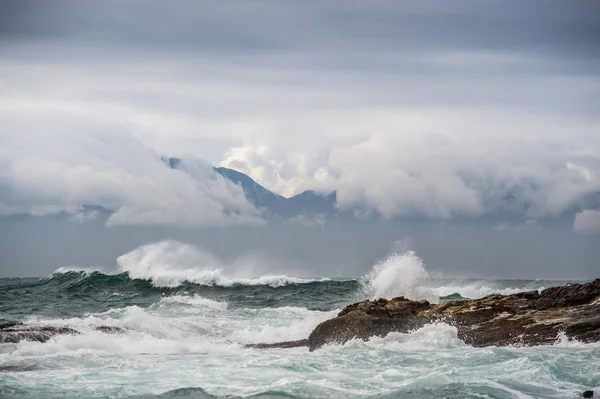 Ondas oceânicas poderosas quebrando . — Fotografia de Stock