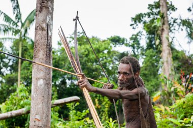 Korowai kombai (Kolufo) adamı