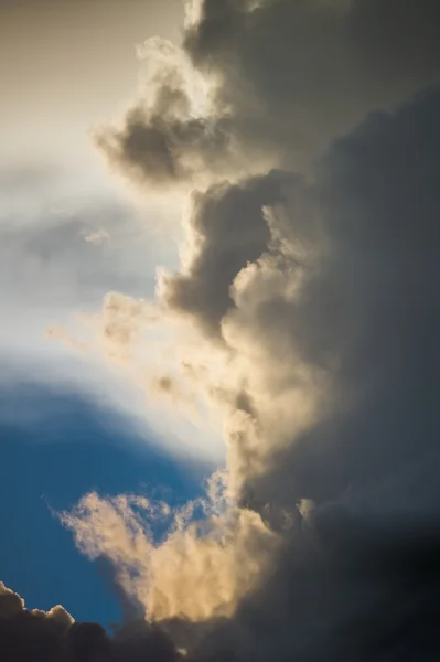 Ciel bleu avec nuages rétroéclairés jaunes — Photo