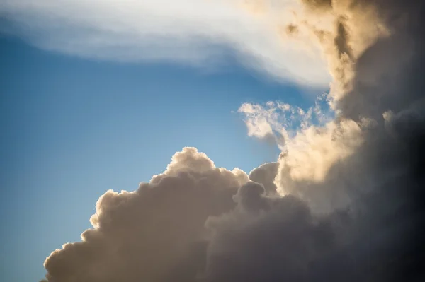 Sarı arka ile mavi gökyüzü bulutlar yaktı — Stok fotoğraf