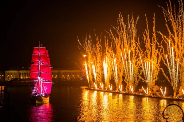 Kutlama kırmızı yelken — Stok fotoğraf